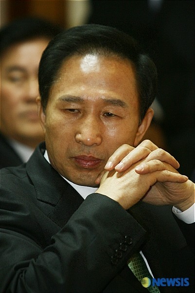 이명박 고민.jpg