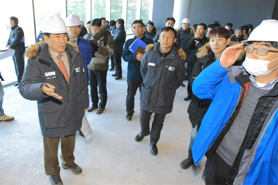 gaa082.jpg