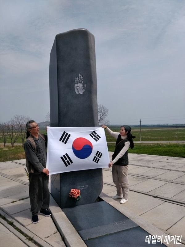안중근 단지 동맹비 앞에서1_600.jpeg