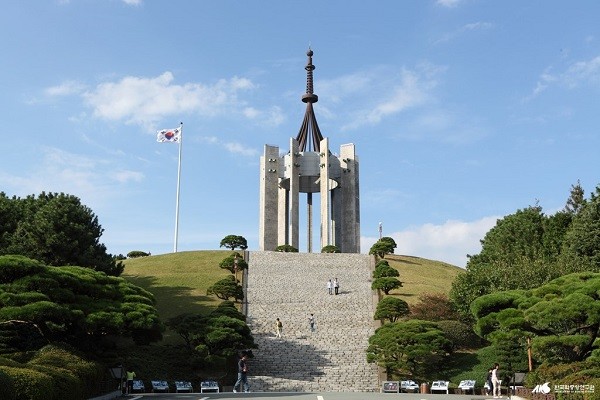충혼탑 출처 네이버 지식백과 한국학중앙연구원.jpg