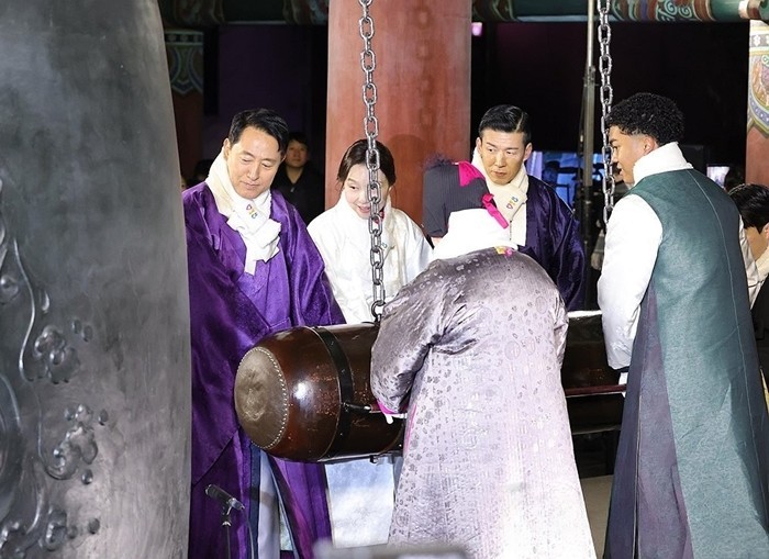 [포토] 제야의 종이 울리며 '붉은 말의 해' 시작