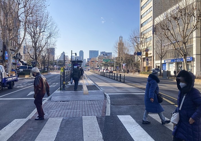 [포토] 서울 시내버스 노동조합의 무기한 전면파업으로 한산한 버스 정류장