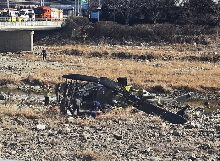 [포토] 가평에서 훈련 중이던 육군 코브라 헬기 추락…주조종사와 부조종사 사망