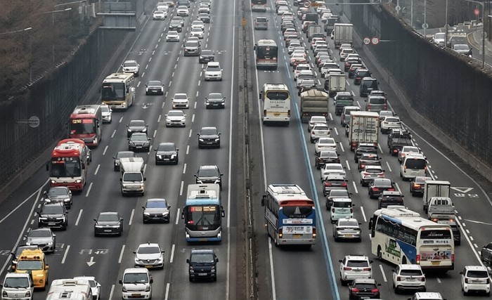 설 연휴 첫날, 고속도로 곳곳에서 정체…서울→부산 4시간 30분, 서울→광주 3시간 20분
