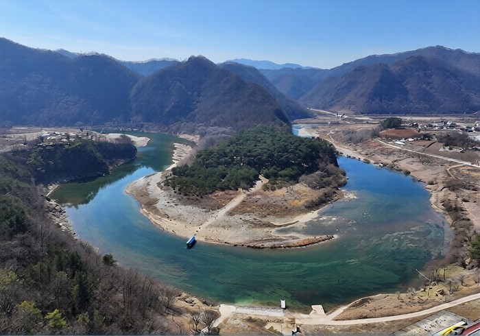 [포토] 영화 '왕과 사는 남자'에 힘입어 강원 영월군 청령포에 관광객 발걸음 이어져