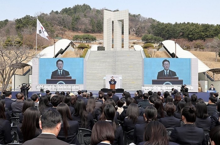 [포토] 李대통령, 3·15의거 기념식 현직 첫 참석…유족에 정부 첫 공식사과