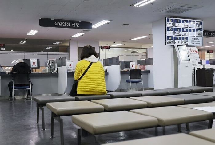 취업자 수 증가 폭, 석 달 만에 20만명대 회복…청년 실업률은 5년 만에 최고 수준