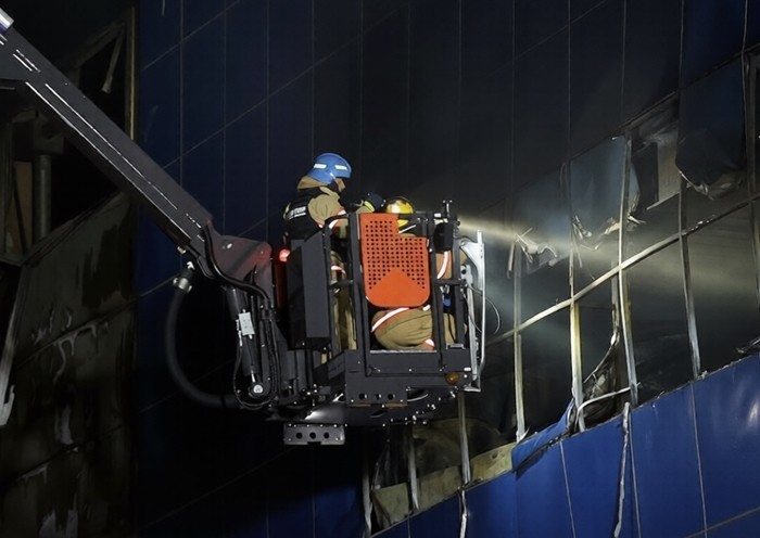 [포토] 대전 안전공업 화재 현장, 소방당국 야간 수색작업 돌입