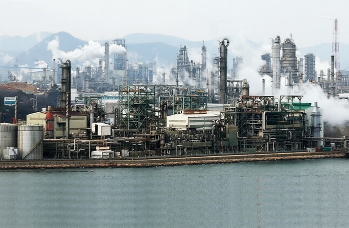 나프타 수급 비상…롯데케미칼 여수 생산공장 가동 중단