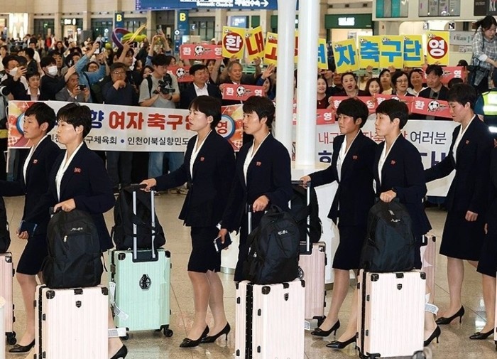 [포토] 北 내고향여자축구팀 무표정으로 입국…마중 나온 실향민단체 "환영합니다!"
