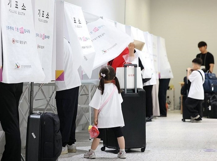 [포토] 인천공항 출국장에 설치된 사전투표소에서 출국 전 투표