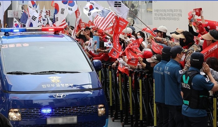 윤석열 전 대통령, 특검 출석 경찰이 신문 나서자 진술거부…특검이 부르고 특검은 어디?