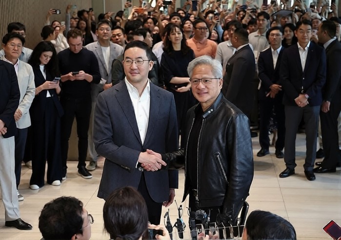 '피지컬 AI' 패권 노리는 LG, 젠슨 황 회동 계기로…엔비디아 후속 협의에 '원 LG' 밸류체인 가동
