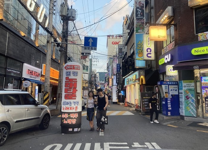 '한계지수 달한 골목상권'…소상공인 87%, "현재 최저임금 1만320원, 큰부담 느껴"