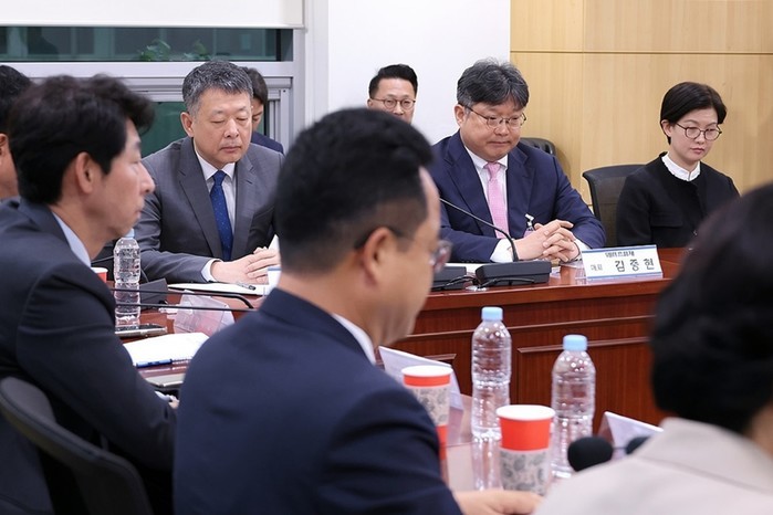 與 "홈플러스 파산 위기…MBK·메리츠가 긴급 자금 지원해야"