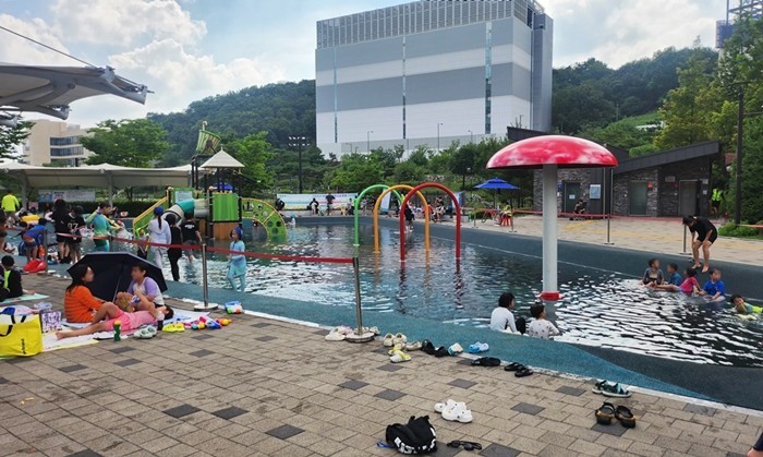 전국 대부분 지역 덮친 '찜통더위'…13일 낮 최고 37도까지 치솟아