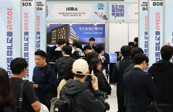 'AI가 청년 일자리 위협하나'...7월 청년 취업 감소 절반이 'AI 고노출' 업종