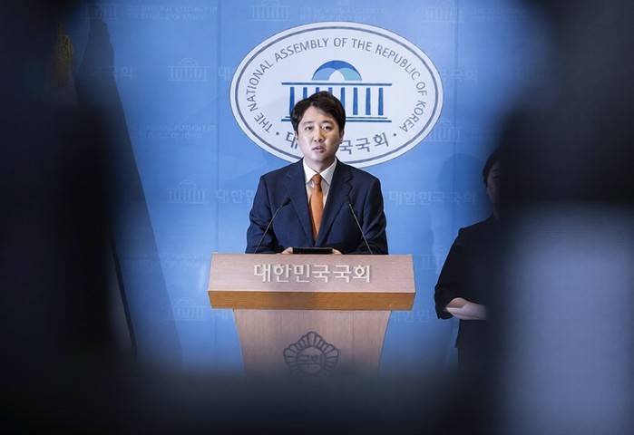 창당 3년 만에 좌초 위기 맞은 개혁신당…이준석 떠난 빈자리, '자진 해산설'까지 관측