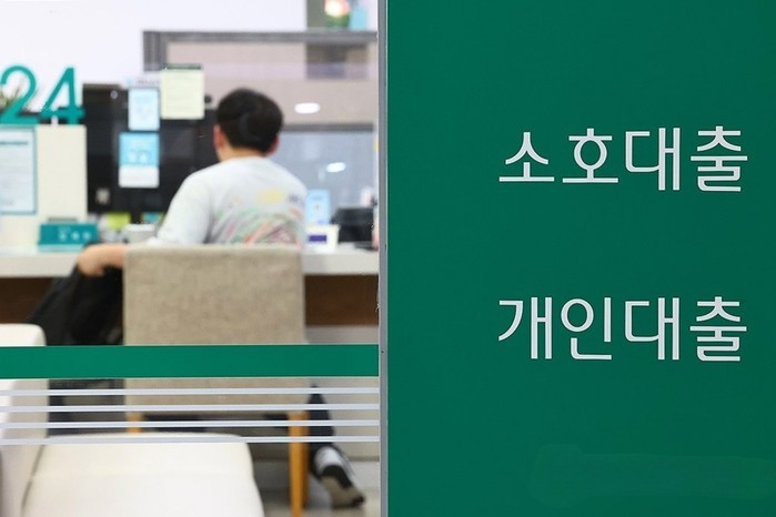 한은 연이은 금리 인상에... 은행 가계대출 '변동금리 비중' 1년 새 더 늘었다
